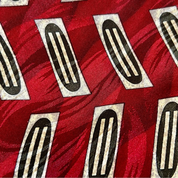 William Marks Burgundy & Black Tie 100% Silk EUC - Picture 3 of 4
